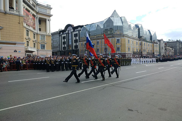 Lễ duyệt binh chính ở Viễn Đông diễn ra tại Vladivostok nơi Hạm đội Thái Bình Dương của Hải quân Nga đóng quân, ngoài các đơn vị hải quân lễ duyệt binh tại đây còn có sự tham gia của các quân chủng khác của Quân đội Nga ở vùng Viễn Đông. Nguồn ảnh: Bộ Quốc phòng Nga.