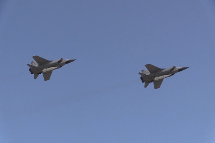 Sự xuất hiện của tên lửa “Kinzhal” tại lễ duyệt binh mừng Ngày Chiến thắng vào 9/5 tới đây trên Quảng trường Đỏ không đơn thuần là màn phô diễn các loại vũ khí tối tân của Quân đội Nga mà nó còn là thông điệp cứng rắn của Moscow gửi cho NATO, và nước Nga có đủ sức mạnh để đập tan mọi âm mưu can thiệp từ bên ngoài của phương Tây. Nguồn ảnh: sdelanounas.ru.