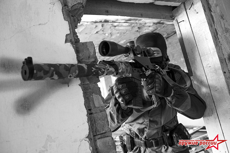 Loại súng này có ống giảm thanh chính là nòng súng. Trên thực tế một loại ống giảmthanh được thiết kế đặc biệt bao quanh nòng súng của VSS. Ống giảm thanh này có thể tháo ra dễ dàng để bảo dưỡng và cất giữ nhưng không nên bắn VSS khi không có bộ phận này. Nguồn ảnh: Weapon Russia.