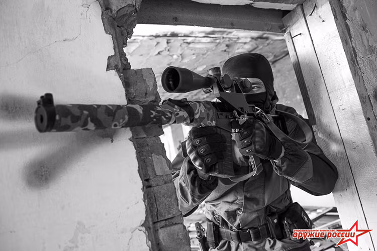 Loại súng này có ống giảm thanh chính là nòng súng. Trên thực tế một loại ống giảmthanh được thiết kế đặc biệt bao quanh nòng súng của VSS. Ống giảm thanh này có thể tháo ra dễ dàng để bảo dưỡng và cất giữ nhưng không nên bắn VSS khi không có bộ phận này. Nguồn ảnh: Weapon Russia.