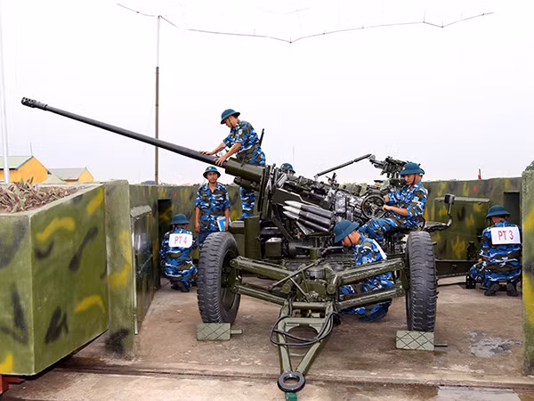 Kiểm tra tình trạng kỹ thuật vũ khí trang bị sau bảo quản.