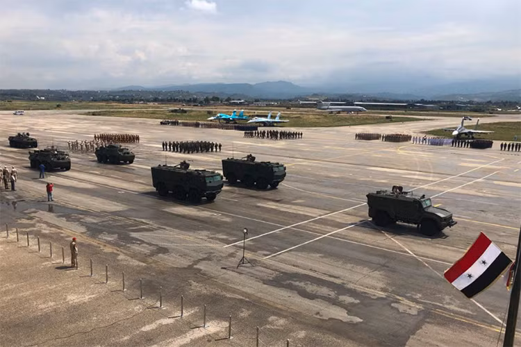 Bên cạnh đó, nhịp độ chiến trường đang được đẩy nhanh hơn ở thời điểm hiện tại khiến Quân đội Nga không thể tập trung quân cho một lễ duyệt binh ở Syria khi các đơn vị chủ lực của họ được phân bố khắp Syria. Nguồn ảnh: Bộ Quốc phòng Nga.