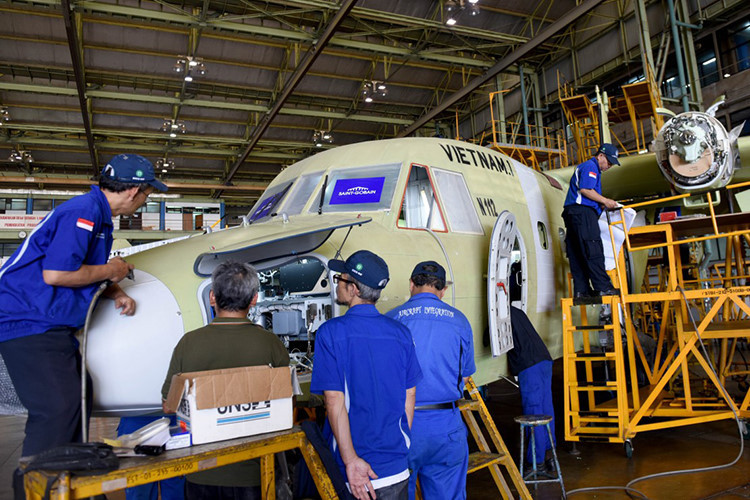 Chiếc NC-212i mới này mang màu sơn đặc trưng của Không quân Việt Nam, rất giống những chiếc C-295M. Đặc biệt hơn, máy bay vẫn được tích hợp đầy đủ các khí tài trinh sát, tuần thám biển. Có thể dự báo rằng nhiệm vụ của nó sẽ là vận tải, lập cầu hàng không nối đất liền với tuyến đảo xa. Trong ảnh là một trong những NC-212i của Việt Nam trong quá trình lắp ráp tại Indonesia. Nguồn ảnh: defence.pk.