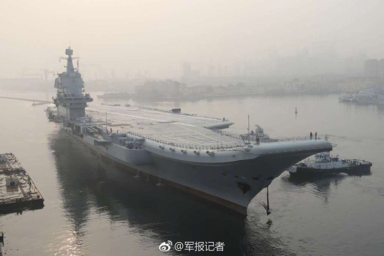 Hôm 13/5, truyền thông Trung Quốc đồng loạt đưa tin về chuyến đi biển đầu tiên của Type 001A tàu sân bay nội địa đầu tiên của Trung Quốc, theo ghi nhận Type 001A rời khỏi cảng Đại Liên vào lúc 7 giờ sáng (theo giờ Bắc Kinh) dưới sự hỗ trợ của các tàu lai dắt. Nguồn ảnh: Sina.