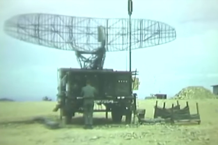 Đầu tiên là cụm radar tìm kiếm Hawk PAR được sử dụng để phát hiện mục tiêu với tầm hoạt động từ 70-100km tùy thuộc vào từng độ cao khác nhau. Nguồn ảnh: WWIIPublicDomain.