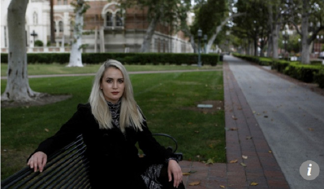 Viva Symanski, 30 tuổi, nói mình từng là nạn nhân của bác sĩ phụ khoa George Tyndall.