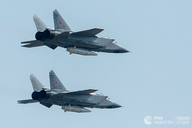 Theo thông tin của Bộ Quốc phòng Nga, trong buổi tổng duyệt cho lễ duyệt binh Ngày Chiến thắng phát xít của Không quân Nga vào ngày 4/5, tiêm kích MiG-31K đã lần đầu tiên mang theo tên lửa siêu thanh hiện đại Kh-47M2 “Kinzhal” bay ngang qua bầu trời Thủ đô Moscow. Nguồn ảnh: ria.ru.