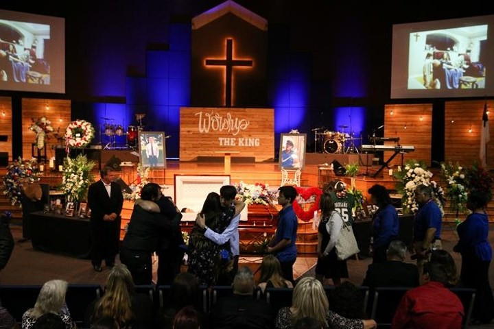 Khung cảnh lễ tang cậu học sinh mới 15 tuổi của trường trung học Santa Fe.