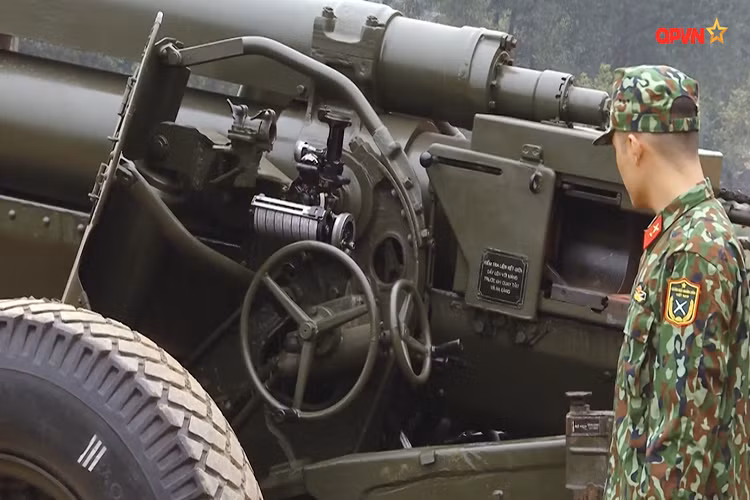 Trong ảnh là bộ phận thước ngắm và bệ khóa nòng trên pháo M46. Nguồn ảnh: QPVN.
