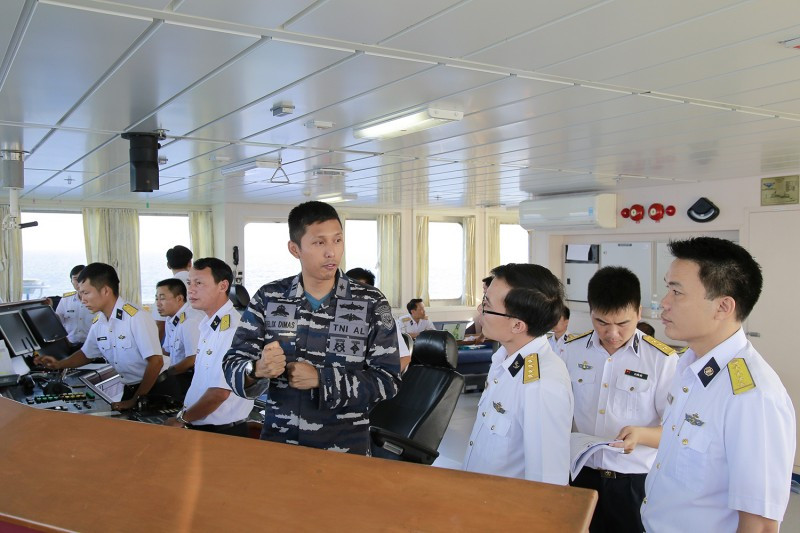 Sĩ quan liên lạc của Hải quân Indonesia cùng kíp chỉ huy điều khiển Tàu bệnh viện 561 tham gia diễn tập trên biển.