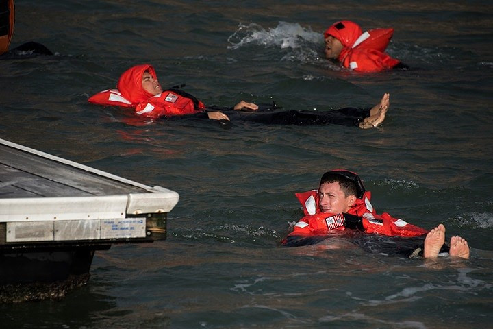 Khóa huấn luyện bơi sinh tồn.