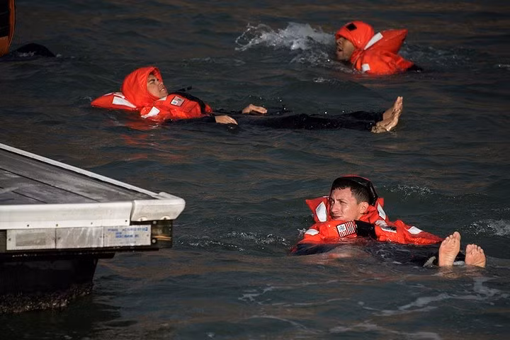 Khóa huấn luyện bơi sinh tồn.