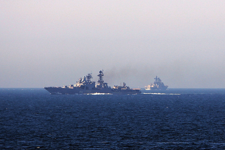 Năng lực chống tàu ngầm của Varyag cũng tương đối tốt với các bệ phóng bom phản lực chống ngầm RBU-6000 và ngư lôi 533mm. Nguồn ảnh: arms-expo.