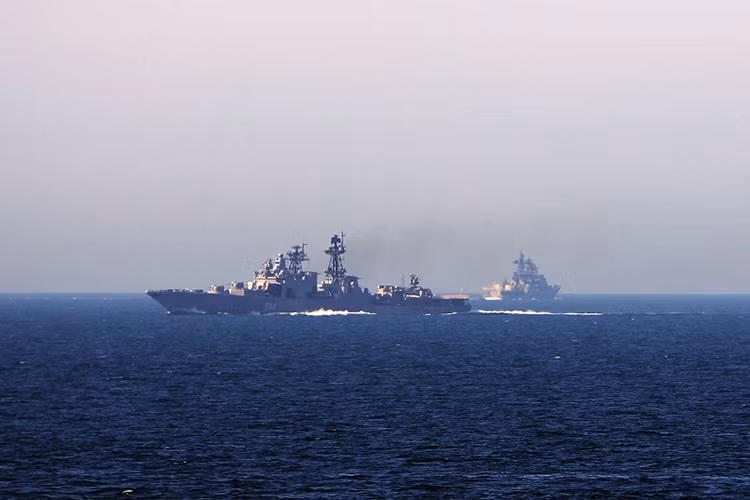 Năng lực chống tàu ngầm của Varyag cũng tương đối tốt với các bệ phóng bom phản lực chống ngầm RBU-6000 và ngư lôi 533mm. Nguồn ảnh: arms-expo.