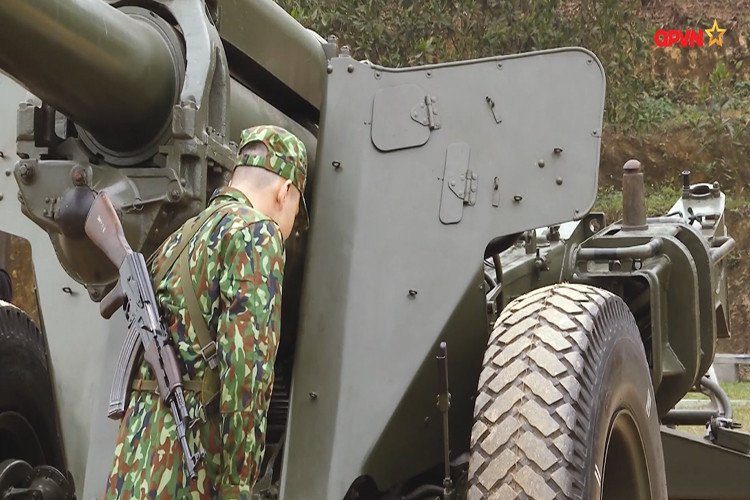 Theo đó, toàn bộ thân pháo được đặt trên khung thân kéo với hai bánh su cỡ lớn phía trước và một giá kéo nhỏ phía sau (xe trước) cho phép khẩu pháo nặng gần 8 tấn này di chuyển dễ dàng trên nhiều loại địa hình khác nhau. Nguồn ảnh: QPVN.