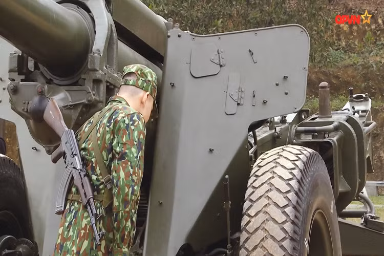 Theo đó, toàn bộ thân pháo được đặt trên khung thân kéo với hai bánh su cỡ lớn phía trước và một giá kéo nhỏ phía sau (xe trước) cho phép khẩu pháo nặng gần 8 tấn này di chuyển dễ dàng trên nhiều loại địa hình khác nhau. Nguồn ảnh: QPVN.