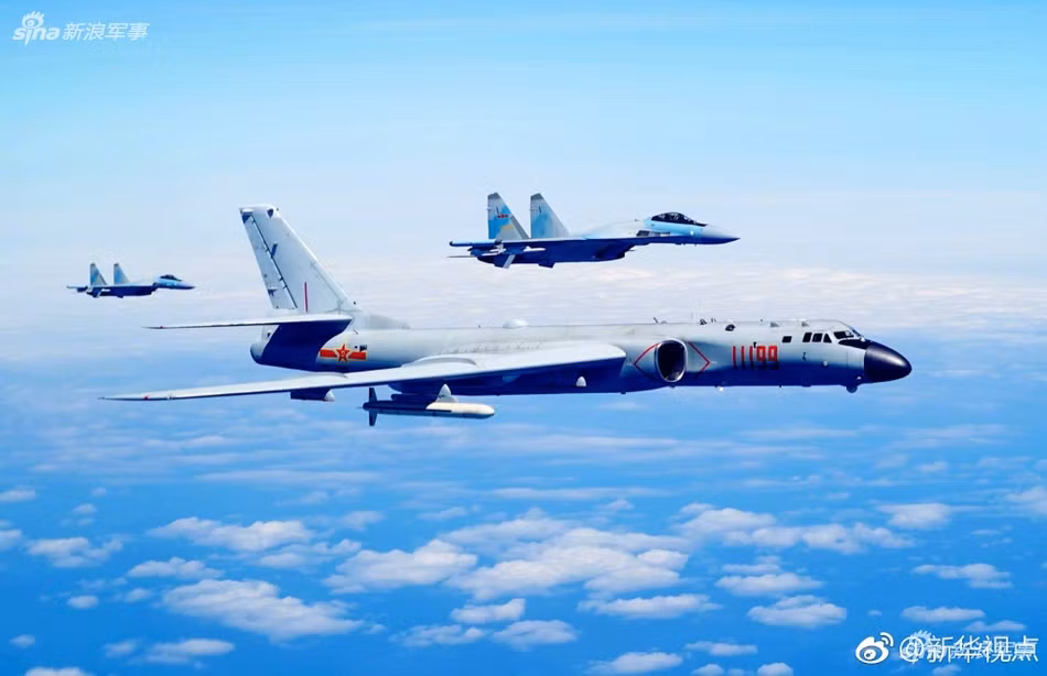 Được biết, chiếc tiêm kích Su-35 mang số hiệu "61271" được Nga bàn giao cho Trung Quốc trong năm 2017 và thuộc biên chế lữ đoàn Su-35 duy nhất của Không quân Trung Quốc. Cũng có thông tin cho rằng chiếc Su-35 trên là một trong những chiếc tham gia hộ tống phi đội máy bay ném bom chiến lược H-6K của Trung Quốc bay qua eo biển Ba Sĩ gần Đảo Đài Loan vào đầu tháng này.