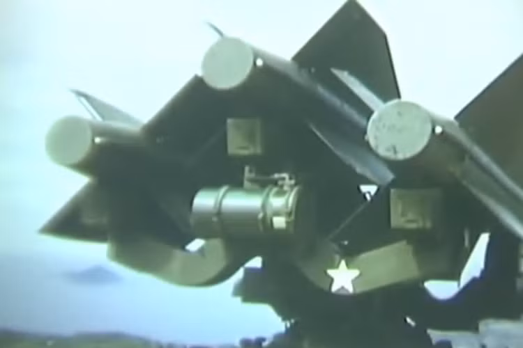 Mẫu tên lửa phòng không này có thể tiêu diệt mục tiêu ở cự ly 2 - 25 km, độ cao bay tối đa 11.000 m, tốc độ hành trình Mach 2,4. MIM-23A lắp đầu tự dẫn radar bán chủ động - công nghệ hiện đại vào thời điểm đó. Nguồn ảnh: WWIIPublicDomain.