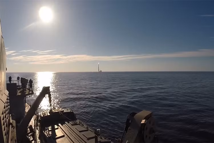 Theo thiết kế mỗi tàu ngầm hạt nhân lớp Borei I có thể mang theo tối đa 16 tên lửa đạn đạo liên lục địa phóng đi từ tàu ngầm RSM-56 Bulava, và chúng có thể phóng tất cả số tên lửa mà mình có thể mang theo trong một lần duy nhất. Nguồn ảnh: Bộ Quốc phòng Nga.