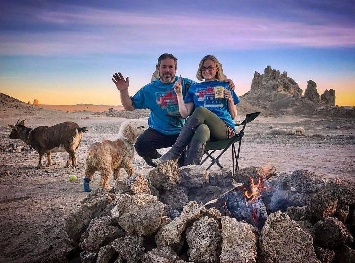 Chad và Kate: Năm 2015, vợ chồng tôi bán quán bar của chúng tôi ở Asheville, NC. Năm 2016, chúng tôi quyết định cùng nhau đi du lịch khắp nơi. Chad sửa sang bên trong chiếc xe và chúng tôi bắt đầu lên đường từ đó.