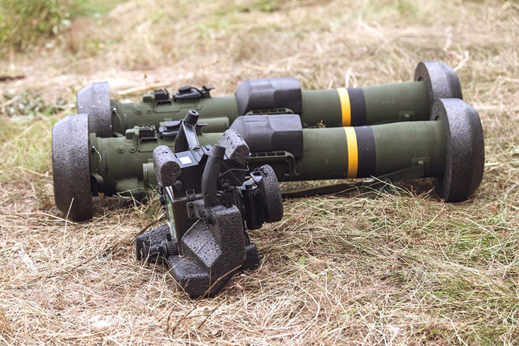 Chuyên gia quân sự Alexei Leonkov, việc Quân đội Ukraine được trang bị thêm tên lửa Javelin sẽ không làm thay đổi cục diện chiến trường ở Donbass hay trên toàn miền đông. Bởi từ trước cho tới nay quân đội của chính quyền Kiev luôn có ưu thế về trang bị vũ khí trước lực lượng ly khai, thì sự xuất hiện của Javelin cũng không mang lại nhiều lợi thế. Nguồn ảnh: Kaitseministeerium.