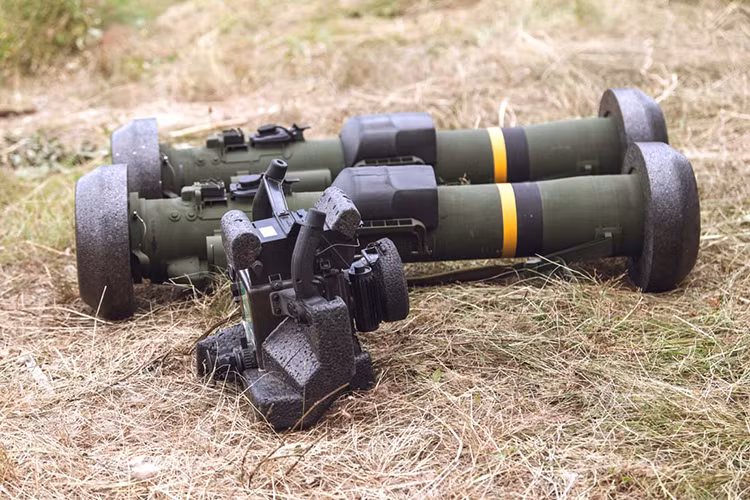 Chuyên gia quân sự Alexei Leonkov, việc Quân đội Ukraine được trang bị thêm tên lửa Javelin sẽ không làm thay đổi cục diện chiến trường ở Donbass hay trên toàn miền đông. Bởi từ trước cho tới nay quân đội của chính quyền Kiev luôn có ưu thế về trang bị vũ khí trước lực lượng ly khai, thì sự xuất hiện của Javelin cũng không mang lại nhiều lợi thế. Nguồn ảnh: Kaitseministeerium.