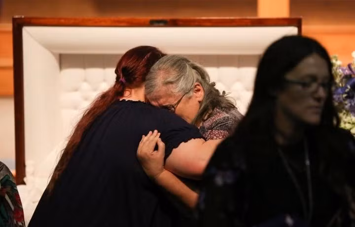 Người nhiều tuổi cũng không cầm được nước mắt trong lễ tang của cậu bé dũng cảm.