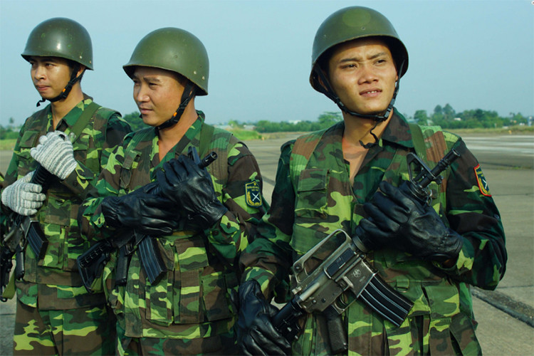 Lực lượng đổ bộ đường không chuẩn bị lên đường. Ở đây ta có thể thấy những người lính trinh sát đặc nhiệm của của Tiểu đoàn 47, và trinh sát đặc nhiệm của Bộ Tư lệnh thành phố Hồ Chí Minh được trang bị súng tiểu liên M18 trong những trang bị tiêu chuẩn của các đơn vị trinh sát đặc nhiệm Việt Nam.