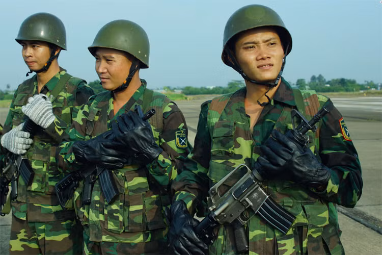 Lực lượng đổ bộ đường không chuẩn bị lên đường. Ở đây ta có thể thấy những người lính trinh sát đặc nhiệm của của Tiểu đoàn 47, và trinh sát đặc nhiệm của Bộ Tư lệnh thành phố Hồ Chí Minh được trang bị súng tiểu liên M18 trong những trang bị tiêu chuẩn của các đơn vị trinh sát đặc nhiệm Việt Nam.