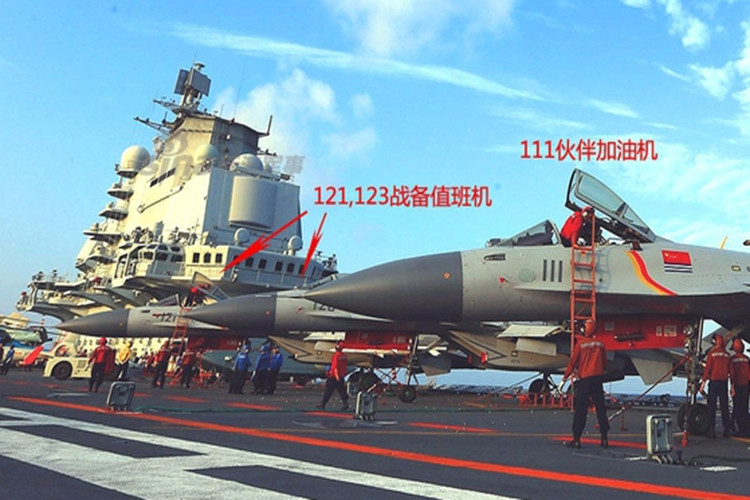 Do đó, các máy bay tác chiến trên không của Trung Quốc rất cần một lực lượng chi viện bảo đảm an toàn bay khi thực hiện nhiệm vụ. Chính vì vậy, máy bay J-15D được ra đời. Bên cạnh đó, J-15D cũng ít nhiều cho thấy ý định nâng cao năng lực cạnh tranh trong lĩnh vực tác chiến điện tử của Trung Quốc so với Mỹ, phương Tây và Nga. Nguồn ảnh: Sina.