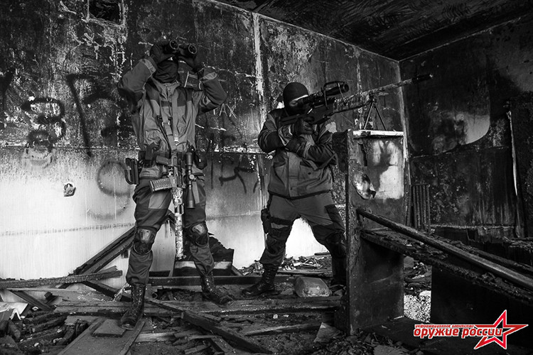 Trong ảnh là một đội xạ thủ bắn tỉa của “Grom” với trang bị đặc trưng của các lực lượng SSO của Nga. Trong đó nổi bật nhất vẫn là bộ đôi vũ khí mà họ được trang bị gồm súng bắn tỉa SV-98 và VSS Vintorez. Nguồn ảnh: Weapon Russia.