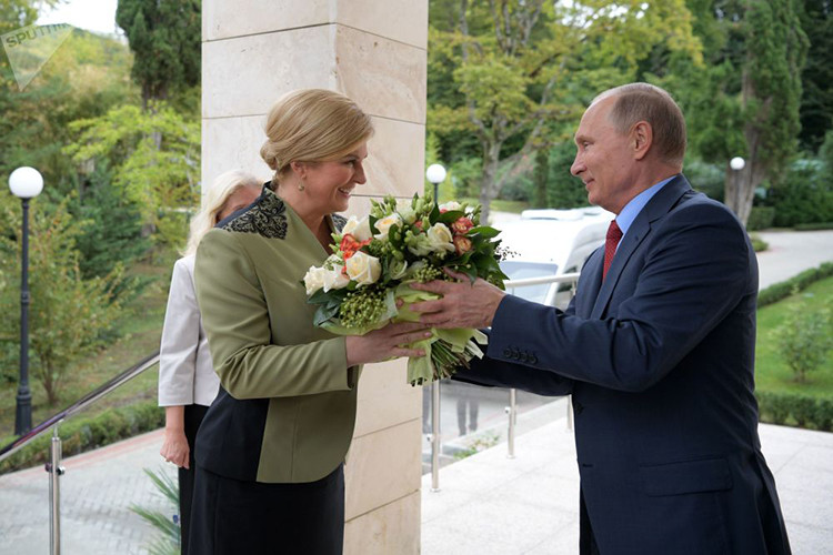 Tổng thống Nga Vladimir Putin tặng một bó hoa hồng cho Tổng thống Cộng hòa Croatia Kolinda Grabar-Kitarović trong cuộc gặp năm 2018. Ảnh: Sputnik.