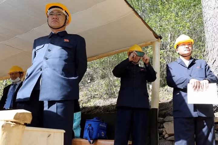 Quan chức Triều Tiên theo dõi việc phá dỡ bãi thử hạt nhân Punggye-ri.