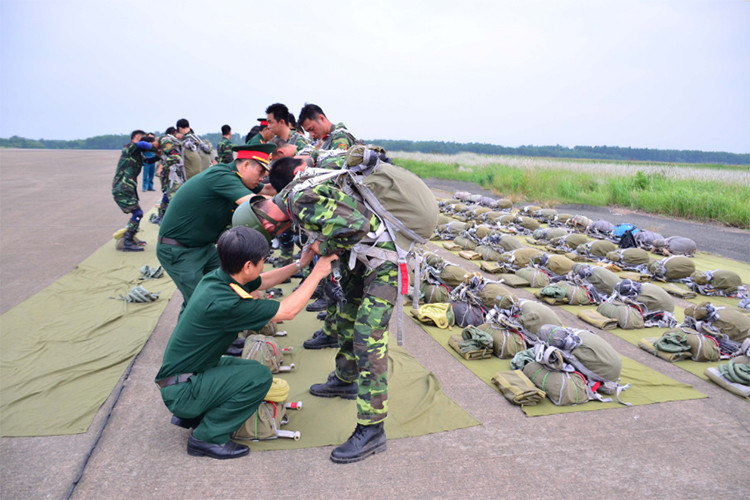 Theo Báo Quân khu 7 Tại Sân bay Biên Hòa lực lượng trinh sát đặc nhiệm của Tiểu đoàn 47, và trinh sát đặc nhiệm của Bộ Tư lệnh thành phố Hồ Chí Minh tổ chức thực hành nhảy dù huấn luyện và đổ bộ đường không. Ảnh: Chuẩn bị kỹ càng ở mặt đất.