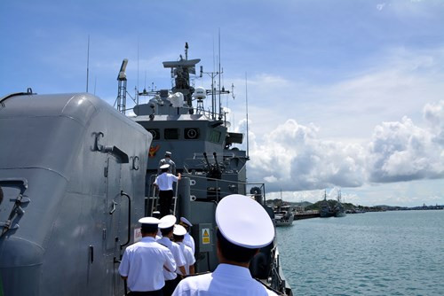 Các thành viên đoàn công tác tham quan tàu hộ vệ tên lửa 456.