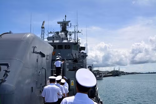 Các thành viên đoàn công tác tham quan tàu hộ vệ tên lửa 456.