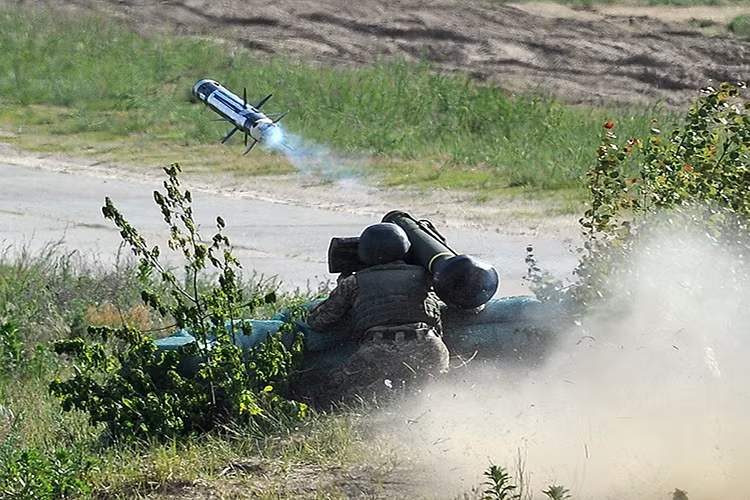 Tên lửa chống tăng Javelin (FGM-148 Javelin) là tên lửa chống tăng dẫn đường thế hệ thứ hai do hãng Raytheon và Lockheed Martin hợp tác thiết kế, chế tạo cho Quân đội Mỹ. Nó được xem là tổ hợp tên lửa chống tăng thế hệ 3 đầu tiên trên thế giới, sở hữu những năng lực vượt trội nhiều loại tên lửa tương tự của Nga. Nguồn ảnh: censor.net.