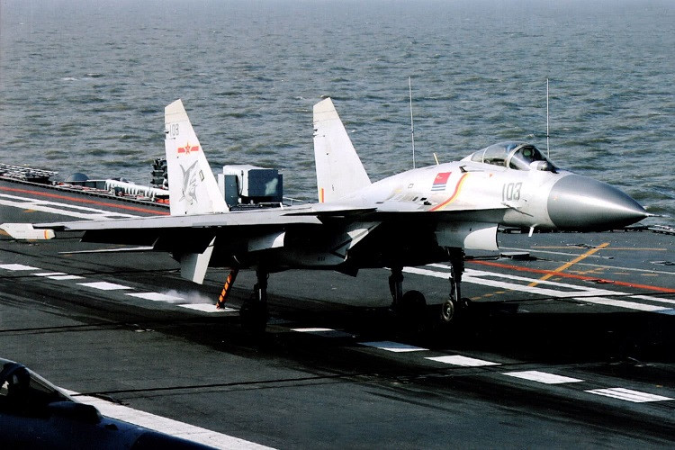 Phần khung thân J-15D được tối ưu cho tên lửa diệt radar, cũng như mang được 2 -3 pod gây nhiễu dưới cánh và thân. Mỗi pod dùng để đối phó một dải tần số radar khác nhau. Nguồn ảnh: Sina.