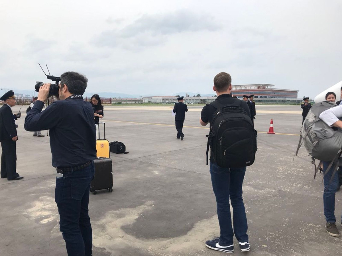 Phóng viên nước ngoài đặt chân xuống sân bay ở gần thành phố Wonsan (Triều Tiên). Ảnh: Sky News