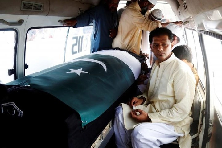 Còn đây là anh Aziz Sheikh bên quan tài cô con gái Sabika Aziz Sheikh, là một nữ sinh Pakistan đã thiệt mạng trong vụ xả súng ở trường Santa Fe, Mỹ.