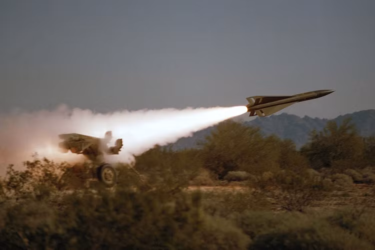 Tên lửa có thể tiêu diệt mục tiêu ở cự ly 2 - 25 km, độ cao bay tối đa 11.000 m, tốc độ hành trình Mach 2,4. MIM-23A lắp đầu tự dẫn radar bán chủ động - công nghệ hiện đại vào thời điểm đó. Nguồn ảnh: Pinterest.