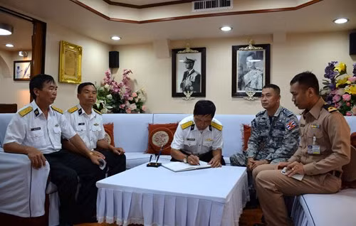 Đại diện chỉ huy tàu hộ vệ tên lửa 456 giới thiệu các tính năng kỹ, chiến thuật và vũ khí trang bị của tàu.