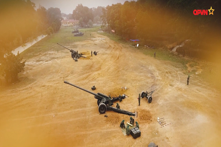 Khi triển khai trạng thái sẵn sàng chiến đấu, ta có thể thấy hai càng pháo được cố định bằng cách chôn xuống dưới đất nhằm giữa ổn định và trọng tâm cho M46 sau mỗi phát bắn. Nguồn ảnh: QPVN.