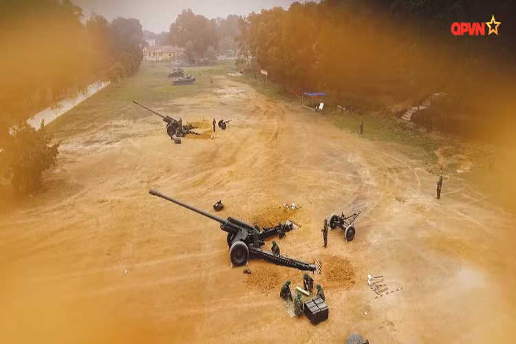 Khi triển khai trạng thái sẵn sàng chiến đấu, ta có thể thấy hai càng pháo được cố định bằng cách chôn xuống dưới đất nhằm giữa ổn định và trọng tâm cho M46 sau mỗi phát bắn. Nguồn ảnh: QPVN.