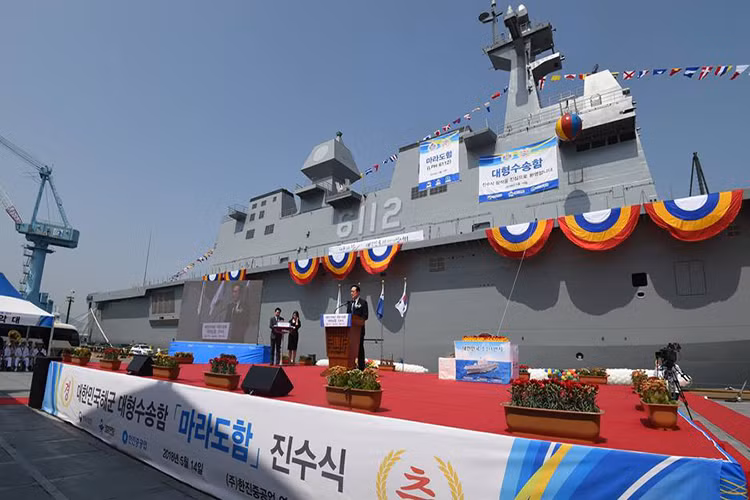 Tàu đổ bộ tấn công ROKS Marado “LPH-6112” được Hải quân Hàn Quốc đặt hàng công ty Hanjin từ năm 2014, khởi đóng trong tháng 4/2017 và đến tháng 5/2018 được hạ thủy. Tốc độ đóng mới ROKS Marado được đánh giá nhanh hơn rất nhiều so với người tiền nhiệm ROKS Dokdo vốn kéo dài tới hai năm. Nguồn ảnh: Hải quân Hàn Quốc.