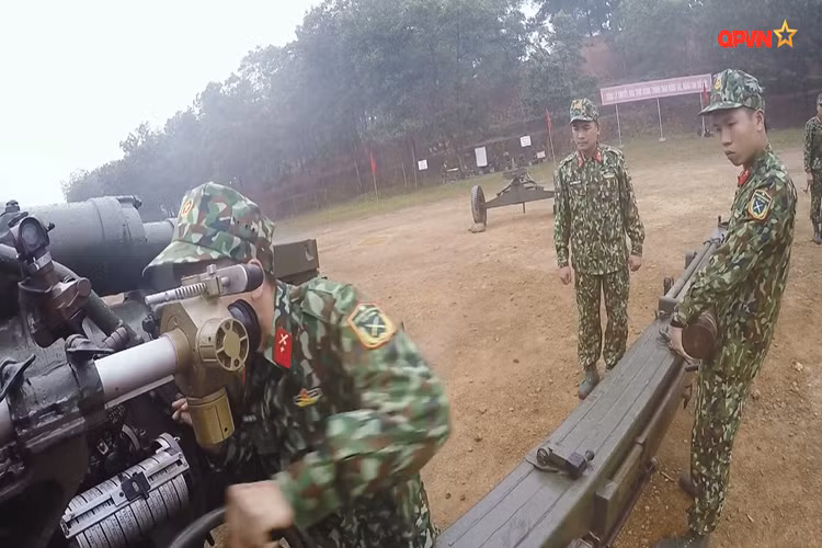 Tại vị trí thước ngắm, bệ khóa nòng luôn có ít nhất ba pháo thủ làm nhiệm vụ hiệu chỉnh thông số pháo, nạp đạn và khai hỏa, trong khi đó nhiệm vụ chuẩn bị và di chuyển đạn từ vị trí tập kết tới pháo lại cần tới bốn người. Nguồn ảnh: QPVN.