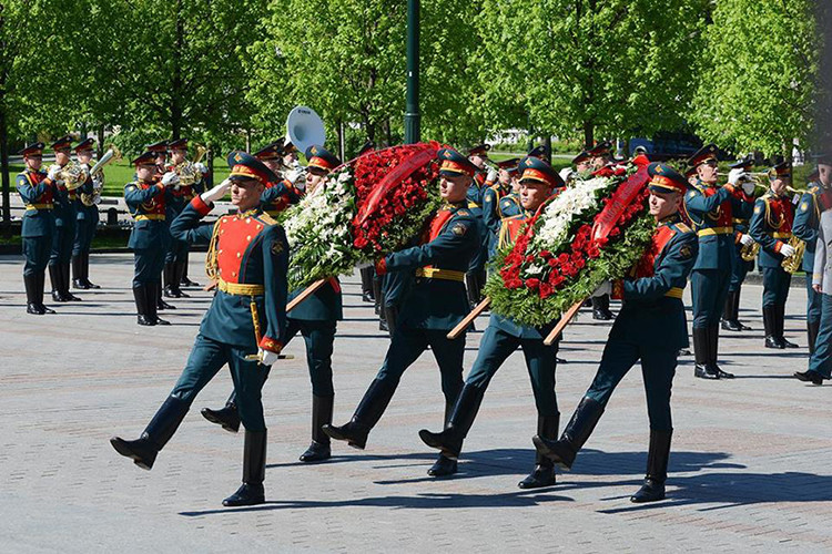 Các hoạt động tưởng niệm chính diễn ra tại Đài tưởng niệm Liệt sĩ vô được đặt tại bức tường điện Kremlin trong Vườn Aleksandrovsky. Nguồn ảnh: Bộ Quốc phòng Nga.