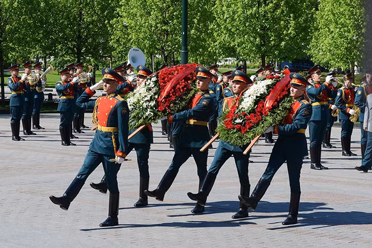 Các hoạt động tưởng niệm chính diễn ra tại Đài tưởng niệm Liệt sĩ vô được đặt tại bức tường điện Kremlin trong Vườn Aleksandrovsky. Nguồn ảnh: Bộ Quốc phòng Nga.