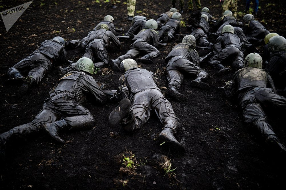 Các ứng biên phải bò sát mặt đất trong bài kiểm tra năng lực trên thao trường Gorny với chặng đường dài vài trăm mét với quân trang đầy đủ nặng lên đến vài chục kg. Nguồn ảnh: Sputnik.