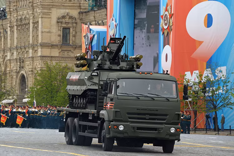 Với khung gầm bánh xích cùng với thân bọc thép, Uran-9 có thể càn lướt trên mọi chiến trường và chiến đấu với mọi kẻ thù, sự xuất hiện của Uran-9 trên chiến trường tương lai sẽ giảm thiểu tối đa thiệt hại về người cho Quân đội Nga trong các cuộc xung đột. Nguồn ảnh: bastion-karpenko.